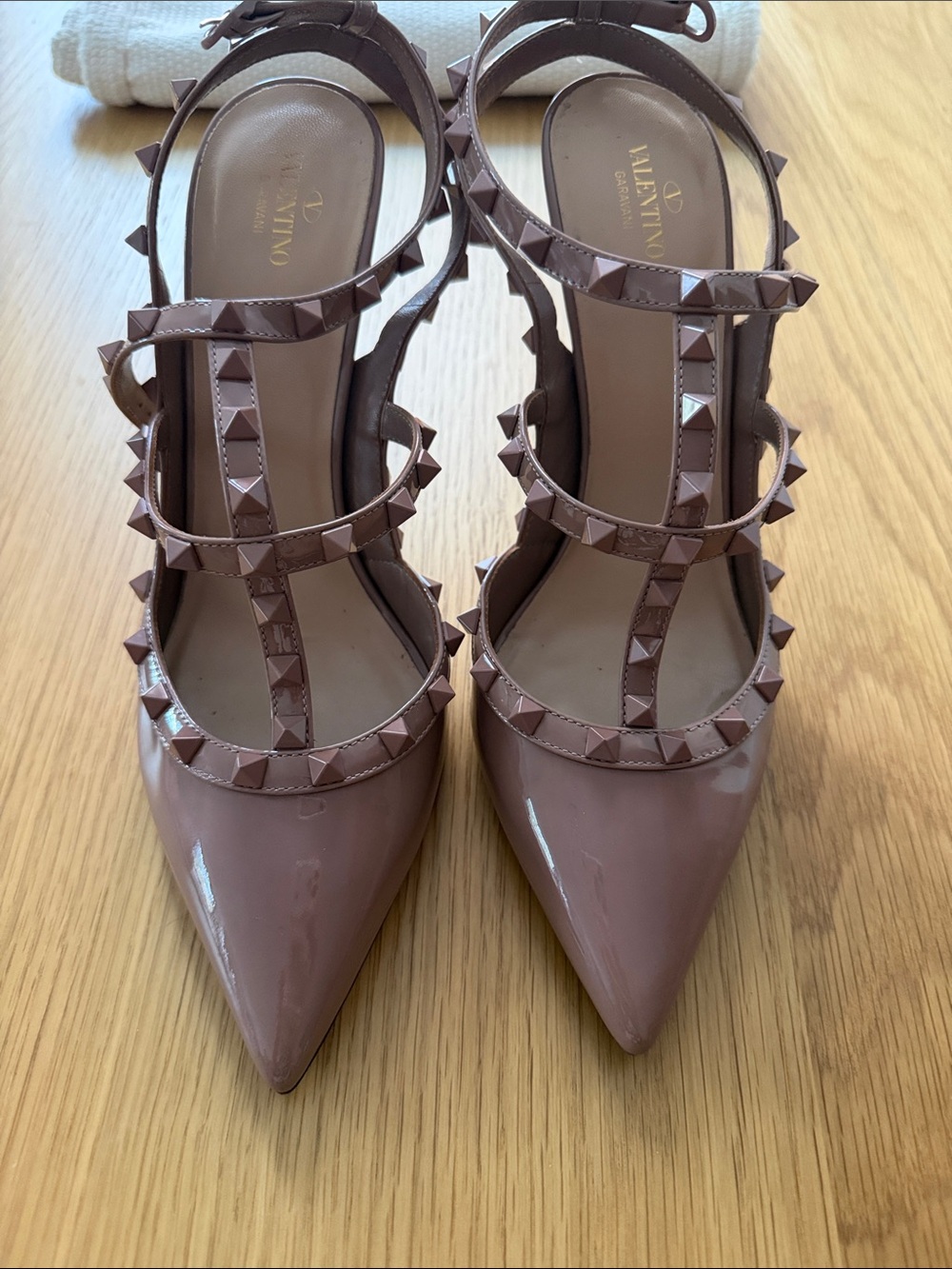 Valentino Rockstud Patent Leather Pointed-Toe Pumps in Dusty Pink